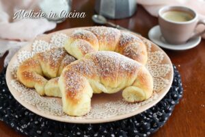 Cornetti all'italiana con sfogliatura tradizionale